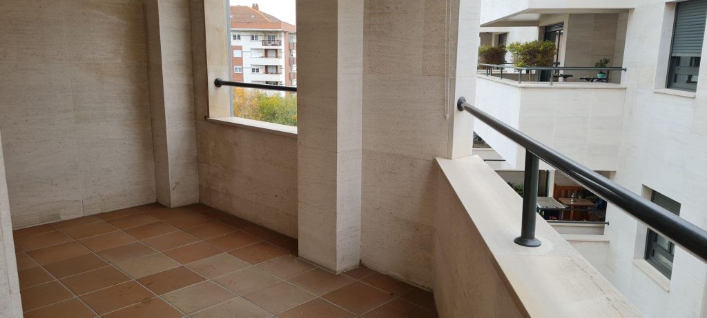 Balcón de casa piso en León, calle Reyes Leoneses, zona Eras de Renueva en venta IGD ROYAL HOME, Inmobiliaria en León