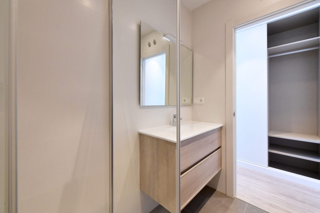 Baño de apartamento en León, Calle Paseo de la Granja, 13, alquiler temporal por IGD Royal Home, inmobiliaria en León.