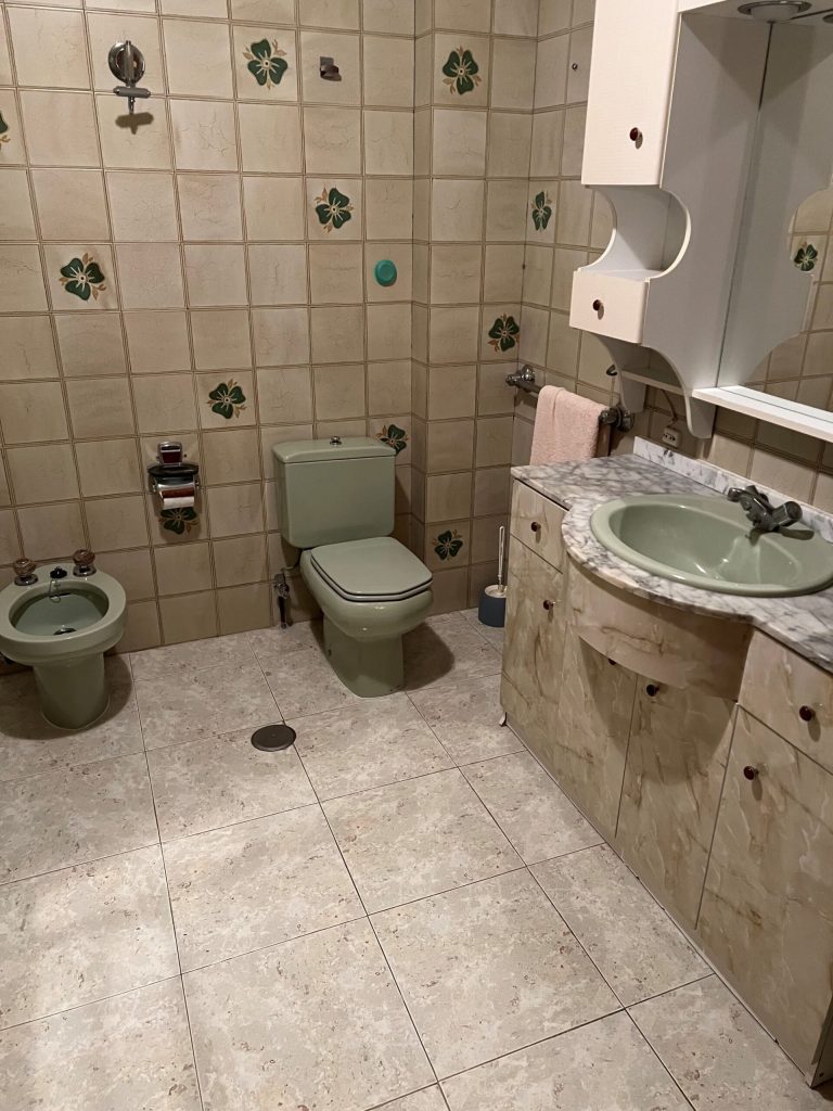 Baño en casa en Benavides, Avenida Escribano, en venta por IGD Royal Home - Inmobiliaria en León