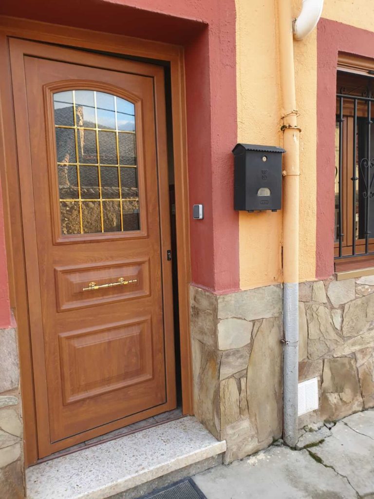Exterior de casa casa en León, calle San Francisco, zona Brugos de Fenar. En venta por IGD ROYAL HOME, Inmobiliaria en León