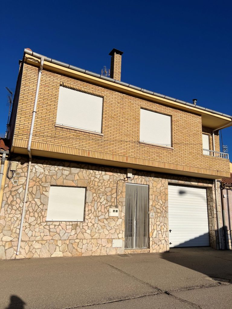 Exterior de Casa en Benavides, Avenida Escribano, en venta por IGD Royal Home - Inmobiliaria en León