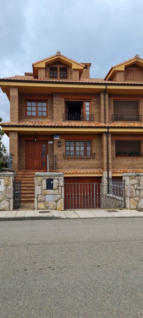 Exterior de casa casa en Sariegos (León), Calle Reguera. En venta por IGD ROYAL HOME, Inmobiliaria en León