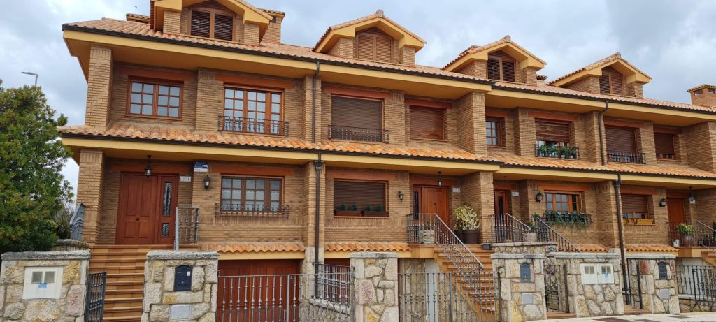 Exterior de casa casa en Sariegos (León), Calle Reguera. En venta por IGD ROYAL HOME, Inmobiliaria en León