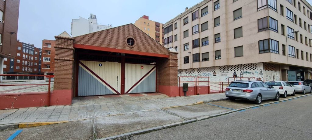 Exterior Garaje En León , Maximo Cayon Waldaliso Zona Corte Ingles, en venta por IGD ROYAL HOME, Inmobiliaria en León