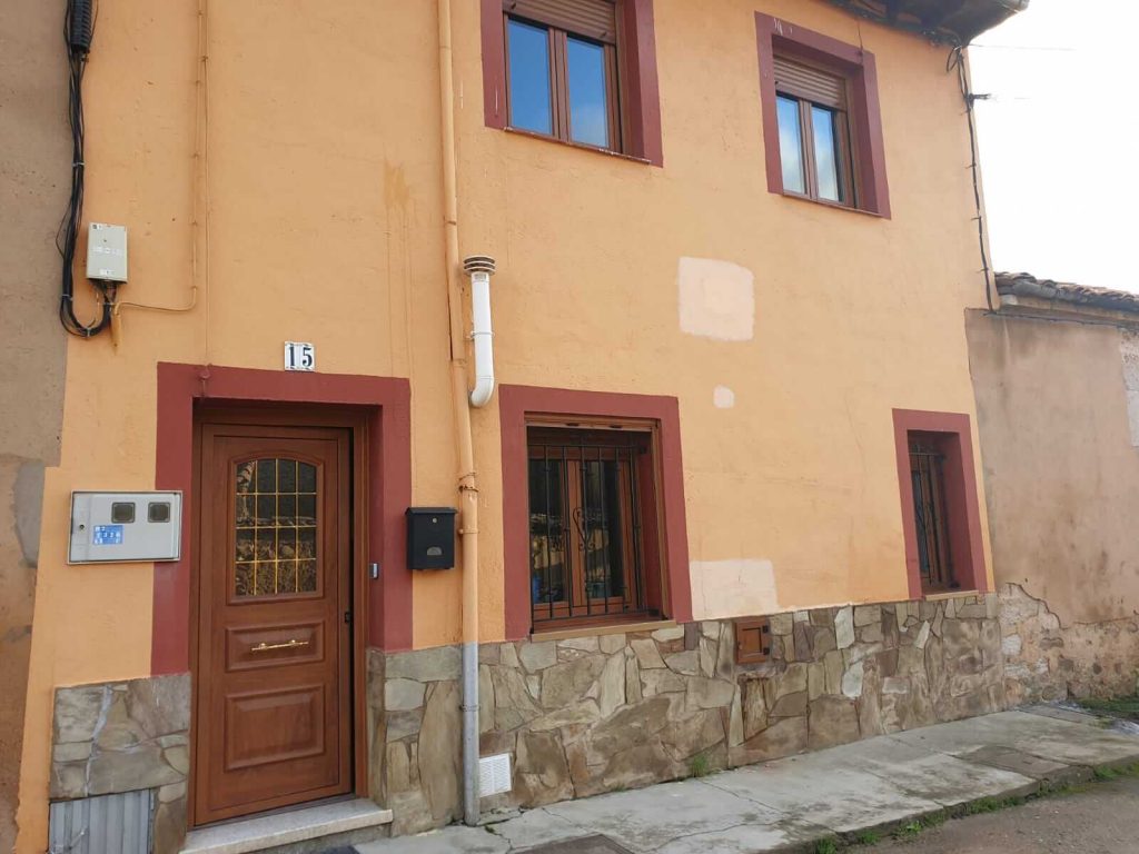 Fachada de casa casa en León, calle San Francisco, zona Brugos de Fenar. En venta por IGD ROYAL HOME, Inmobiliaria en León
