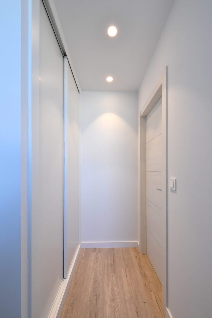 Pasillo de apartamento en León, Calle Paseo de la Granja, 13, alquiler temporal por IGD Royal Home, inmobiliaria en León.