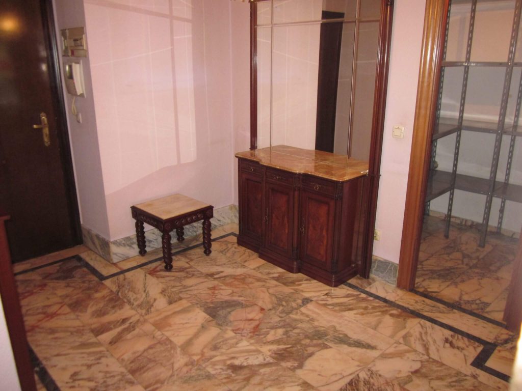 Recibidor piso en León, Calle Máximo Cayón Waldaliso. En venta por IGD ROYAL HOME, Inmobiliaria en León