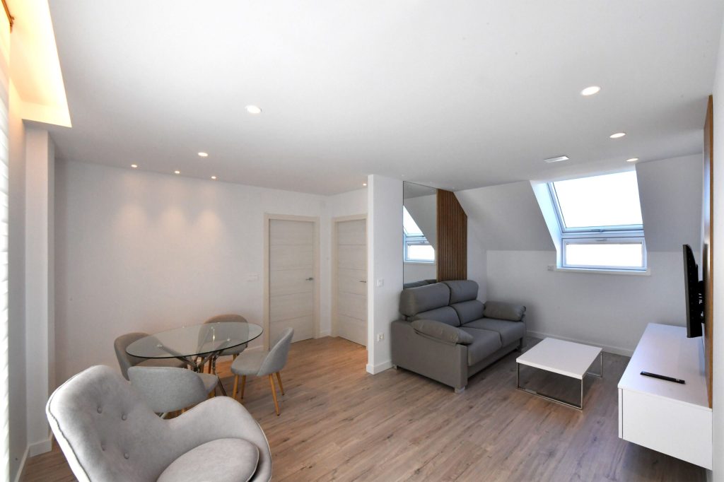 Salita de apartamento en León, Calle Paseo de la Granja, 13, alquiler temporal por IGD Royal Home, inmobiliaria en León.