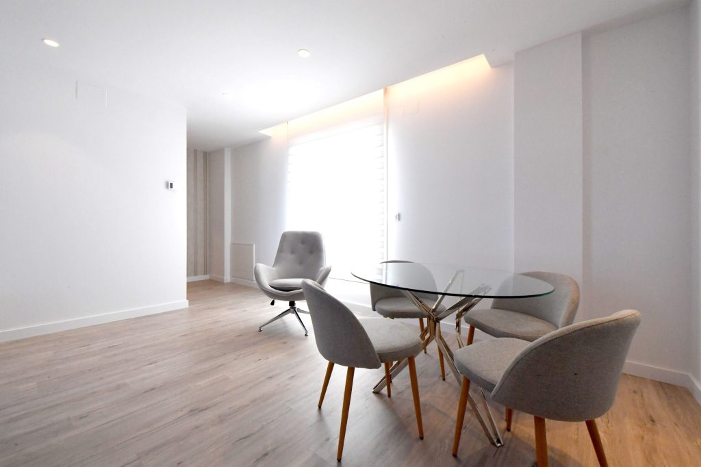 Salón de apartamento en León, Calle Paseo de la Granja, 13, alquiler temporal por IGD Royal Home, inmobiliaria en León.