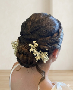 Flores en un peinado de invitada para una boda
